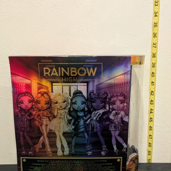 Rainbow High Fashion Set with Burgundy Accents Lila Yamamoto - Picture 7 of 11